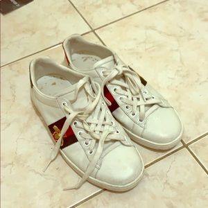 Gucci sneaker. Fit size 6 or 6.5